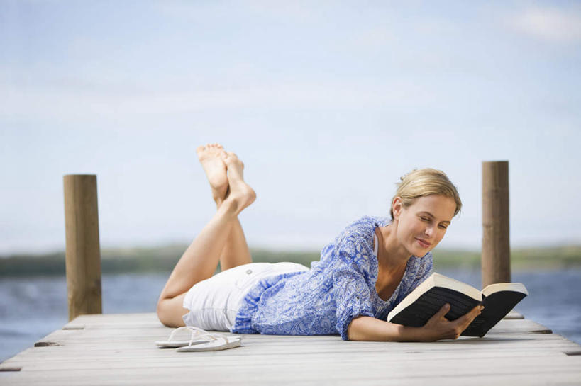 西方人,一个人,码头,躺,笑,微笑,横图,室外,白天,正面,草地,草坪,湖,湖泊,水,植物,港口,书籍,欧洲,欧洲人,仅一个女性,仅一个人,握,波纹,服装,朦胧,模糊,木板,湖面,水流,水面,云,云朵,桥,木桥,涟漪,拿,云彩,拿着,注视,休闲装,栈桥,草,衣服,蓝色,绿色,白云,倒影,蓝天,水纹,天空,波浪,湖水,天,观察,看,仅一个中年女性,休闲,休闲服,握着,服饰,晴朗,观看,人行桥,木板桥,察看,倒映,关注,水晕,反照,卧着,女人,女性,中年女性,白种人,书,图书,晴空,躺着,卧,彩图,全身,摆渡口,埠头,渡口,渡头,港湾,海港,货运码头,口岸,商港