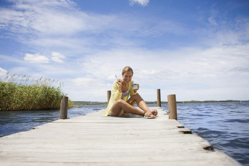 牛奶,西方人,一个人,码头,坐,横图,室外,白天,正面,草地,草坪,湖,湖泊,水,植物,港口,欧洲,欧洲人,仅一个女性,仅一个人,握,波纹,服装,木板,湖面,水流,水面,云,云朵,桥,木桥,涟漪,饮品,营养,拿,云彩,拿着,注视,休闲装,酸奶,栈桥,草,饮料,衣服,蓝色,绿色,白云,倒影,蓝天,水纹,天空,波浪,湖水,天,观察,看,仅一个中年女性,休闲,休闲服,握着,服饰,晴朗,观看,人行桥,木板桥,察看,倒映,乳制品,奶,关注,发酵,水晕,优格,优酪乳,反照,女人,女性,中年女性,白种人,晴空,坐着,彩图,全身,摆渡口,埠头,渡口,渡头,港湾,海港,货运码头,口岸,商港