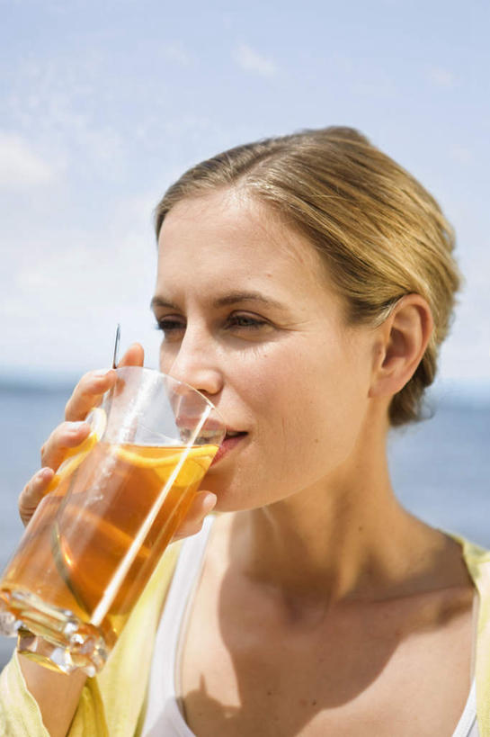 西方人,脸,头,脸颊,手,一个人,码头,竖图,室外,特写,白天,正面,幸福,草地,草坪,湖,湖泊,水,植物,茶,港口,杯子,欧洲,欧洲人,仅一个女性,仅一个人,喝,握,波纹,服装,朦胧,模糊,木板,湖面,水流,水面,云,云朵,桥,茶叶,木桥,涟漪,拿,云彩,拿着,注视,休闲装,娱乐,肩膀,栈桥,玻璃制品,草,衣服,蓝色,绿色,白云,倒影,蓝天,水纹,天空,水杯,波浪,湖水,天,观察,看,仅一个中年女性,享受,休闲,温馨,手部,休闲服,金色,放松,乐趣,握着,服饰,晴朗,观看,人行桥,木板桥,单手,察看,倒映,提神,舒适,关注,醒脑,水晕,反照,女人,女性,中年女性,白种人,头部,直发,脸部,脸蛋,面部,玻璃杯,晴空,半身,彩图,摆渡口,埠头,渡口,渡头,港湾,海港,货运码头,口岸,商港,短发