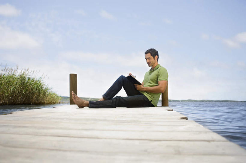 西方人,一个人,码头,坐,横图,室外,白天,侧面,草地,草坪,湖,湖泊,水,植物,港口,欧洲,欧洲人,仅一个男性,仅一个人,仅一个中年男性,握,波纹,服装,木板,湖面,水流,水面,云,云朵,桥,记事本,木桥,涟漪,拿,云彩,拿着,注视,休闲装,栈桥,草,衣服,蓝色,绿色,白云,倒影,蓝天,水纹,天空,本子,笔记本,波浪,湖水,天,观察,看,休闲,休闲服,握着,服饰,晴朗,观看,人行桥,木板桥,察看,倒映,关注,水晕,反照,男人,男性,中年男性,白种人,晴空,坐着,彩图,全身,摆渡口,埠头,渡口,渡头,港湾,海港,货运码头,口岸,商港