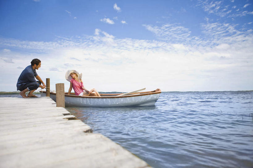 西方人,中年人,家庭,夫妻,码头,坐,蹲,笑,微笑,露齿笑,横图,室外,白天,正面,爱情,草地,草坪,湖,湖泊,水,植物,港口,船,欧洲,欧洲人,波纹,服装,木板,湖面,水流,水面,云,云朵,桥,木船,木桥,涟漪,浪漫,云彩,注视,休闲装,栈桥,草,衣服,蓝色,绿色,白云,倒影,蓝天,水纹,天空,交通工具,波浪,湖水,天,观察,看,休闲,温暖,温馨,一家人,休闲服,恩爱,恋人,服饰,晴朗,观看,人行桥,木板桥,和睦,察看,倒映,舟,关注,载具,水晕,反照,男人,男性,女人,女性,中年男性,中年女性,白种人,夫妇,情侣,晴空,蹲着,坐着,彩图,全身,摆渡口,埠头,渡口,渡头,港湾,海港,货运码头,口岸,商港,伴侣,融洽