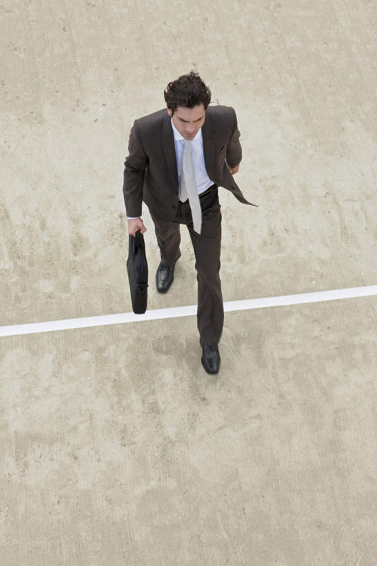 西方人,一个人,商务人士,商务男性,走,竖图,俯视,室外,白天,衬衫,欧洲,欧洲人,仅一个男性,仅一个人,仅一个中年男性,握,套装,包,公文包,线条,地面,拿,拿着,注视,观察,看,握着,公事包,观看,察看,关注,商务装,工薪阶层,男人,男性,中年男性,白种人,白领,上班族,步行,散步,走路,彩图,高角度拍摄,全身,衬衣