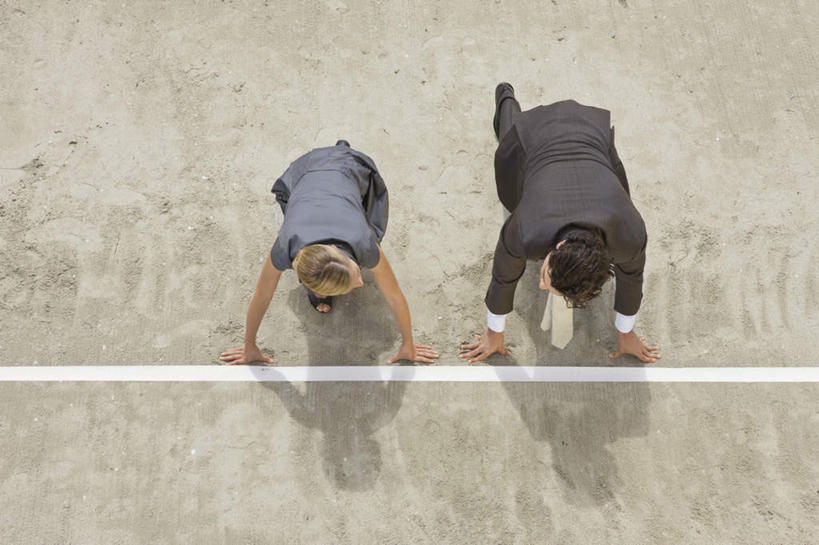 西方人,两个人,同事,商务人士,商务男性,商务女性,起跑线,起点,蹲,横图,俯视,室外,白天,衬衫,成功,合作,团队,集体,信心,欧洲,欧洲人,撑,套装,开始,地面,注视,队伍,观察,看,观看,察看,领导,撑着,成就,关注,商务装,合伙,领袖,工薪阶层,起始,男人,男性,女人,女性,中年男性,中年女性,白种人,白领,上班族,蹲着,彩图,高角度拍摄,全身,衬衣,起跑点