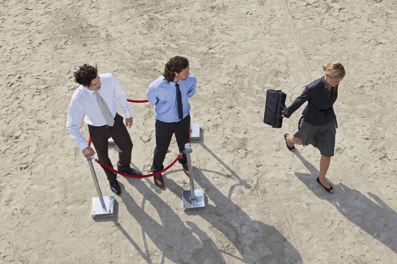 西方人,三个人,同事,商务人士,商务男性,商务女性,栏杆,站,走,横图,俯视,室外,白天,衬衫,成功,合作,团队,集体,信心,欧洲,欧洲人,握,套装,包,公文包,围栏,地面,拿,拎,拿着,注视,队伍,护栏,观察,看,站着,握着,公事包,观看,察看,领导,成就,关注,商务装,合伙,领袖,工薪阶层,男人,男性,年轻男性,女人,女性,中年男性,中年女性,白种人,白领,上班族,步行,散步,站立,走路,彩图,高角度拍摄,全身,衬衣,挂绳礼宾杆,栏杆柱,礼宾带,礼宾杆,礼宾杆围栏,礼宾栏,礼宾绳,礼宾柱,拎着