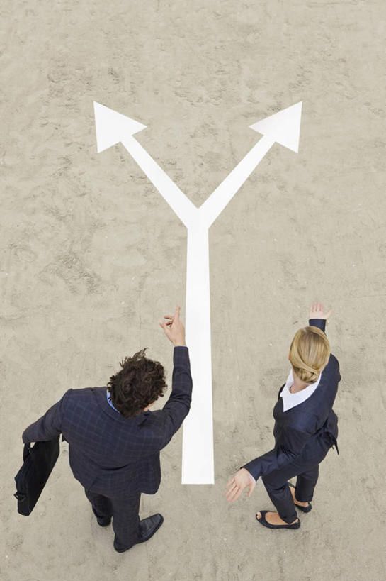 西方人,两个人,同事,商务人士,商务男性,商务女性,站,说,竖图,俯视,室外,白天,衬衫,讨论,成功,合作,团队,集体,信心,欧洲,欧洲人,指,套装,包,公文包,地面,注视,方向,队伍,箭头,观察,看,手势,站着,公事包,观看,察看,领导,指向,食指,成就,关注,商务装,合伙,领袖,工薪阶层,簇,交流,男人,男性,女人,女性,中年男性,中年女性,白种人,白领,上班族,沟通,讲话,交谈,商讨,说话,谈话,站立,彩图,高角度拍摄,全身,衬衣