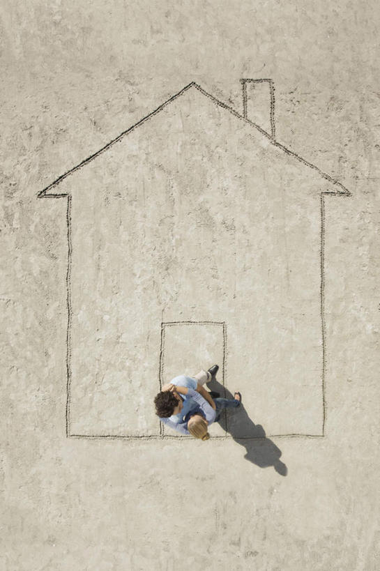 西方人,中年人,两个人,家庭,夫妻,家,站,抱,竖图,俯视,室外,白天,爱情,门,欧洲,欧洲人,阴影,服装,光线,影子,房屋,屋子,地面,表面,浪漫,注视,休闲装,楼房,住宅,衣服,阳光,门框,观察,看,站着,休闲,温暖,温馨,一家人,休闲服,恩爱,恋人,服饰,抱着,观看,轮廓,和睦,察看,搂着,关注,男人,男性,女人,女性,中年男性,中年女性,白种人,夫妇,情侣,怀抱,搂,搂抱,相抱,拥抱,站立,彩图,高角度拍摄,全身,房子,伴侣,融洽