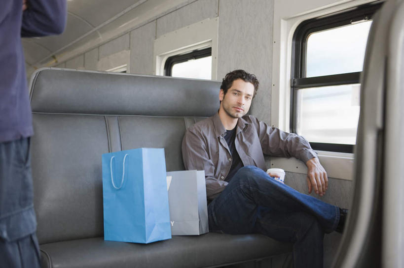 咖啡,西方人,一个人,坐,横图,室内,白天,正面,购物,幸福,消费,窗户,火车,杯子,袋子,欧洲,欧洲人,仅一个男性,仅一个人,仅一个中年男性,一辆,握,服装,包装袋,瓷器,手提袋,购物袋,咖啡杯,陶瓷制品,一杯,二郎腿,拿,拿着,扭头,注视,休闲装,娱乐,座椅,玻璃窗,座位,车,饮料,衣服,蓝色,白色,车窗,交通工具,观察,看,行驶,转头,享受,休闲,温馨,休闲服,放松,乐趣,握着,金融,服饰,观看,察看,提神,舒适,购买,关注,载具,瓷杯,醒脑,车座,贸易,软饮料,男人,男性,中年男性,白种人,坐着,半身,彩图