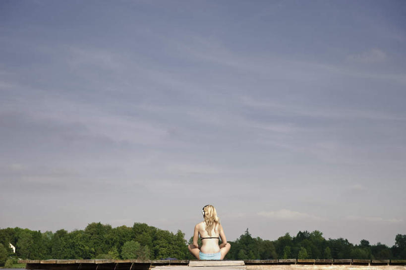 西方人,一个人,码头,坐,盘腿,横图,室外,白天,泳装,比基尼,湖,湖泊,树林,水,植物,港口,欧洲,欧洲人,仅一个年轻女性,仅一个女性,仅一个人,阴影,光线,木板,毯子,影子,湖面,水流,水面,云,云朵,桥,木桥,云彩,栈桥,树,树木,背面,蓝色,绿色,白云,蓝天,天空,阳光,自然,垫子,湖水,天,金色,生长,晴朗,成长,人行桥,木板桥,游艇码头,沙滩垫,年轻女性,女人,女性,白种人,长发,卷发,晴空,盘腿而坐,盘膝,盘着腿的,盘着腿坐,双腿交叉,坐着,彩图,全身,三点式,泳衣,摆渡口,埠头,渡口,渡头,港湾,海港,口岸