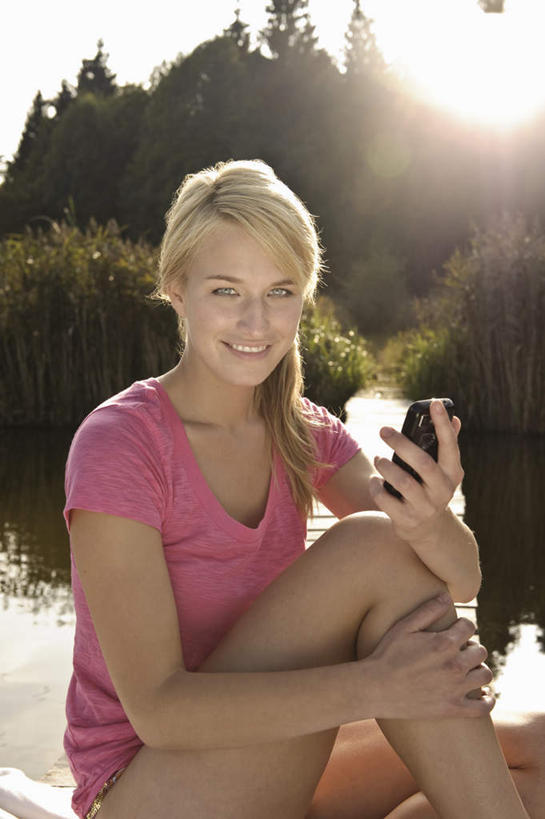 西方人,一个人,坐,笑,微笑,露齿笑,竖图,室外,白天,正面,T恤衫,电脑,笔记本电脑,湖,湖泊,树林,水,植物,欧洲,欧洲人,仅一个年轻女性,仅一个女性,仅一个人,阴影,波纹,服装,光线,网络,影子,湖面,水流,水面,涟漪,T恤,注视,休闲装,通讯设备,树,树木,衣服,粉色,绿色,倒影,水纹,阳光,自然,波浪,湖水,观察,看,休闲,休闲服,服饰,生长,成长,观看,波光粼粼,察看,倒映,无线,关注,通信设备,无线网络,无线上网,便携式电脑,水晕,反照,手提电脑,年轻女性,女人,女性,白种人,坐着,半身,彩图,眩光