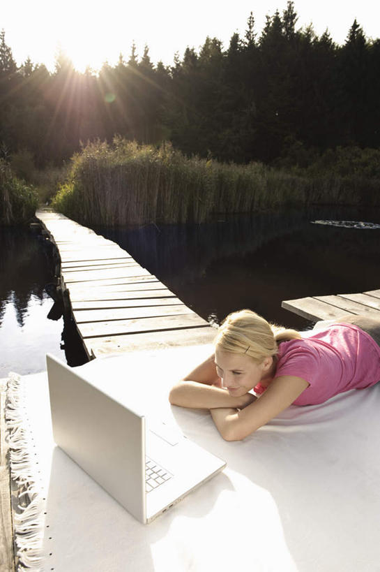 西方人,一个人,笑,微笑,露齿笑,竖图,俯视,室外,白天,T恤衫,电脑,笔记本电脑,湖,湖泊,树林,水,植物,欧洲,欧洲人,仅一个年轻女性,仅一个女性,仅一个人,阴影,波纹,服装,光线,网络,毯子,影子,湖面,水流,水面,涟漪,T恤,注视,休闲装,通讯设备,树,树木,衣服,粉色,绿色,白色,倒影,水纹,阳光,自然,垫子,波浪,湖水,观察,看,趴着,休闲,休闲服,服饰,生长,成长,观看,波光粼粼,察看,倒映,无线,关注,通信设备,无线网络,无线上网,便携式电脑,水晕,反照,沙滩垫,手提电脑,年轻女性,女人,女性,白种人,趴,半身,彩图,高角度拍摄,眩光