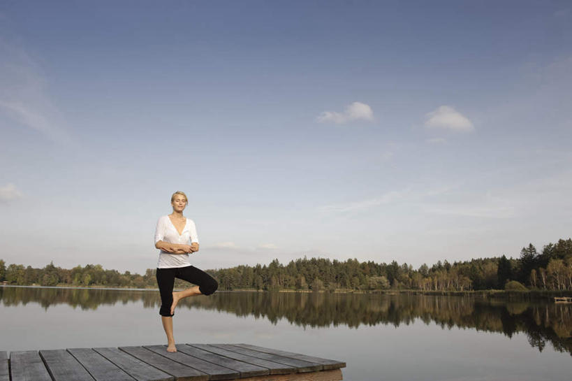 西方人,一个人,站,闭眼,横图,室外,白天,正面,锻炼,瑜伽,运动,湖,湖泊,树林,水,植物,欧洲,欧洲人,仅一个年轻女性,仅一个女性,仅一个人,阴影,服装,光线,木板,影子,湖面,水流,水面,云,云朵,桥,木桥,云彩,休闲装,栈桥,树,树木,衣服,蓝色,绿色,白云,倒影,蓝天,天空,阳光,自然,湖水,天,手放前,站着,休闲,休闲服,养生,服饰,生长,晴朗,成长,人行桥,木板桥,单腿,倒映,反照,体育,年轻女性,女人,女性,白种人,晴空,闭眼睛,闭着眼,闭着眼睛,站立,彩图,全身,健身