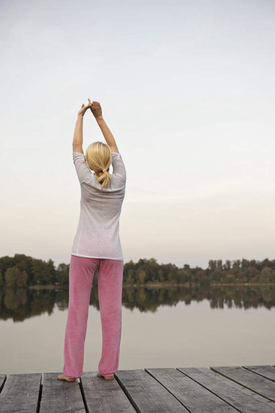 西方人,一个人,站,举,竖图,室外,白天,锻炼,瑜伽,运动,湖,湖泊,树林,水,植物,欧洲,欧洲人,仅一个年轻女性,仅一个女性,仅一个人,阴影,服装,光线,木板,影子,湖面,水流,水面,桥,木桥,休闲装,栈桥,树,树木,背面,衣服,粉色,绿色,白色,倒影,天空,阳光,自然,湖水,天,托,站着,休闲,休闲服,养生,服饰,生长,成长,人行桥,木板桥,倒映,反照,体育,年轻女性,女人,女性,白种人,举起,举手,举着,向上举,向上伸,向上托,站立,彩图,全身,健身