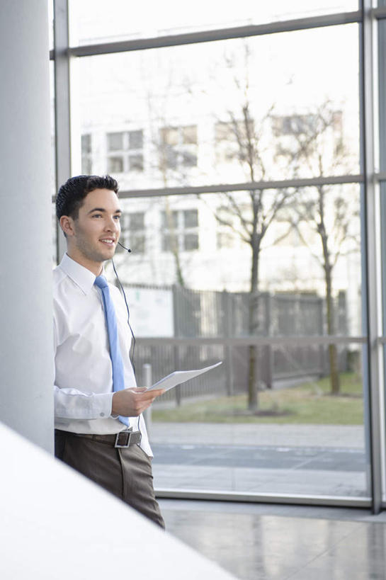 西方人,一个人,商务人士,商务男性,办公室,站,笑,微笑,竖图,室内,白天,正面,衬衫,通讯,客服,草地,草坪,植物,窗户,落地窗,欧洲,欧洲人,仅一个男性,仅一个人,握,套装,信息,材料,档案,文件,房屋,墙,屋子,领带,拿,话务员,拿着,注视,大厅,楼房,玻璃窗,墙壁,墙面,草,树,树木,仅一个年轻男性,蓝色,绿色,自然,耳机,耳麦,话筒,资料,观察,看,站着,服务,握着,通信,生长,成长,观看,协调,察看,麦克风,头戴式耳麦,象征,庄重,关注,文档,销售,商务装,身份,工薪阶层,客服人员,电话销售,正式,地位,接待员,男人,男性,年轻男性,白种人,白领,接线员,上班族,站立,半身,彩图,衬衣,房子,头戴式耳机