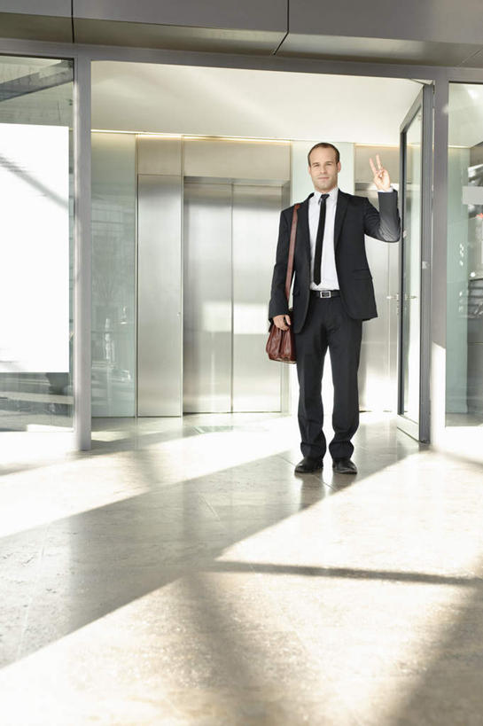 西方人,一个人,商务人士,商务男性,办公室,站,笑,微笑,竖图,室内,白天,正面,衬衫,欧洲,欧洲人,仅一个男性,仅一个人,握,阴影,套装,光线,包,瓷砖,地砖,公文包,影子,墙,地面,拿,拎,拿着,注视,墙壁,墙面,仅一个年轻男性,阳光,扶,观察,看,站着,握着,公事包,观看,察看,扶着,关注,商务装,工薪阶层,男人,男性,年轻男性,白种人,白领,上班族,站立,彩图,全身,衬衣,拎着