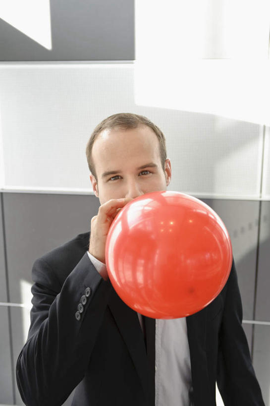 西方人,一个人,商务人士,商务男性,办公室,站,竖图,室内,白天,正面,衬衫,欧洲,欧洲人,仅一个男性,仅一个人,握,套装,装饰,塑料,墙,拿,拿着,注视,墙壁,墙面,仅一个年轻男性,一个,红色,气球,塑料制品,吹,观察,看,站着,橡胶,握着,单个,观看,华丽,修饰,点缀,察看,关注,商务装,工薪阶层,橡胶制品,衬托,美观,雅致,雅观,男人,男性,年轻男性,白种人,白领,上班族,站立,半身,彩图,衬衣