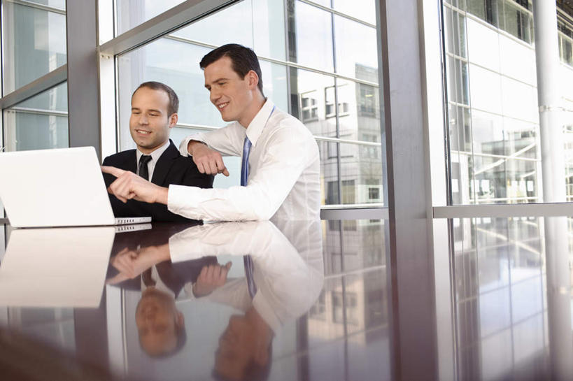 西方人,两个人,伙伴,朋友,商务人士,商务男性,办公室,坐,笑,说,微笑,露齿笑,横图,室内,白天,正面,衬衫,讨论,友谊,合作,团队,电脑,笔记本电脑,窗户,桌面,桌子,欧洲,欧洲人,敲打,指,阴影,套装,开会,会议,反射,网络,影子,办公桌,墙,注视,方向,输入,通讯设备,玻璃窗,墙壁,墙面,打字,观察,看,手势,战略,观看,点击,敲击,察看,无线,指向,食指,关注,通信设备,商务装,无线网络,无线上网,便携式电脑,工薪阶层,联合,合谋,交流,配合,协作,按键,手提电脑,男人,男性,年轻男性,白种人,白领,上班族,沟通,讲话,交谈,商讨,说话,谈话,坐着,半身,彩图,衬衣