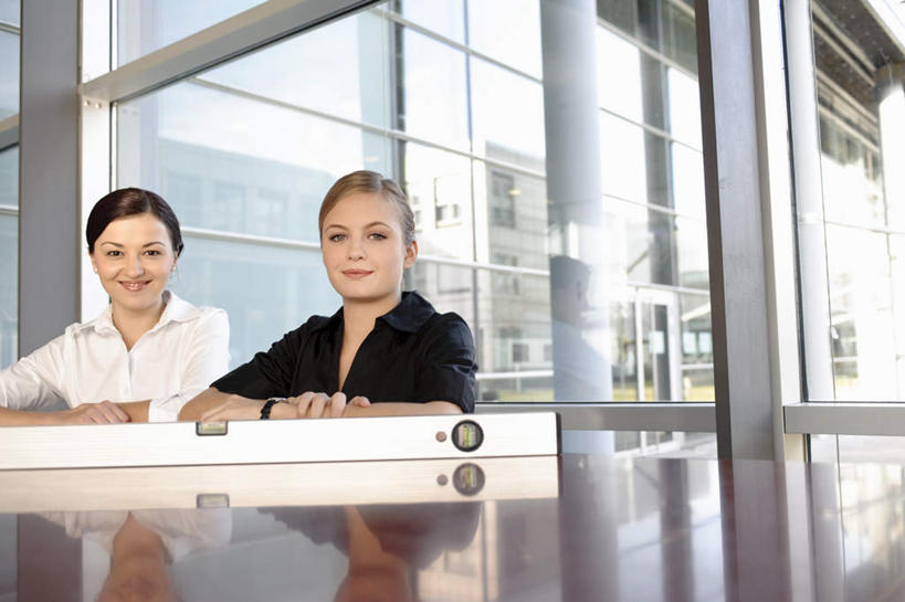 西方人,两个人,伙伴,朋友,商务人士,商务女性,办公室,坐,笑,微笑,露齿笑,横图,室内,白天,正面,友谊,合作,团队,窗户,装修,桌面,桌子,建筑,欧洲,欧洲人,套装,测量,刻度,办公桌,墙,注视,玻璃窗,墙壁,墙面,一个,尺,观察,看,垂直,战略,单个,观看,测量工具,水平仪,水平,尺子,察看,关注,商务装,工薪阶层,水平尺,水准仪,量具,量仪,水平仪器,联合,合谋,配合,协作,年轻女性,女人,女性,白种人,白领,上班族,坐着,半身,彩图