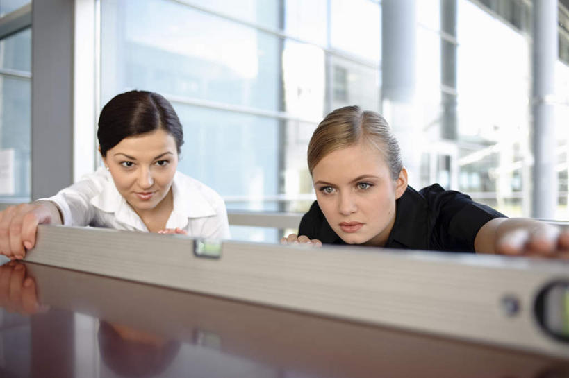 西方人,两个人,伙伴,朋友,商务人士,商务女性,办公室,坐,笑,微笑,横图,室内,白天,正面,友谊,合作,团队,窗户,装修,桌面,桌子,建筑,欧洲,欧洲人,握,套装,测量,刻度,办公桌,墙,拿,拿着,注视,玻璃窗,墙壁,墙面,一个,尺,观察,看,垂直,战略,握着,单个,观看,测量工具,水平仪,水平,尺子,察看,关注,商务装,工薪阶层,水平尺,水准仪,量具,量仪,水平仪器,联合,合谋,配合,协作,年轻女性,女人,女性,白种人,白领,上班族,坐着,半身,彩图