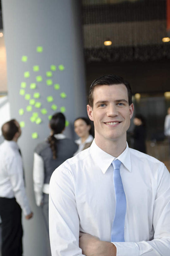 西方人,背部,四个人,伙伴,朋友,商务人士,商务男性,商务女性,办公室,站,举,双手交叉,竖图,室内,白天,正面,衬衫,友谊,合作,团队,欧洲,欧洲人,许多,阴影,套装,反射,粘性,瓷砖,地砖,影子,柱子,办公用品,便利贴,便签,地面,注视,大厅,文具,绿色,观察,看,托,站着,战略,观看,办公设备,文具用品,记事,察看,双手抱胸,关注,商务装,工薪阶层,粘贴,快捷,联合,合谋,文化工具,方便,N次贴,便条贴,告诉贴,即时贴,配合,协作,男人,男性,年轻男性,年轻女性,女人,女性,白种人,白领,上班族,举起,举手,举着,向上举,向上伸,向上托,站立,半身,彩图,衬衣