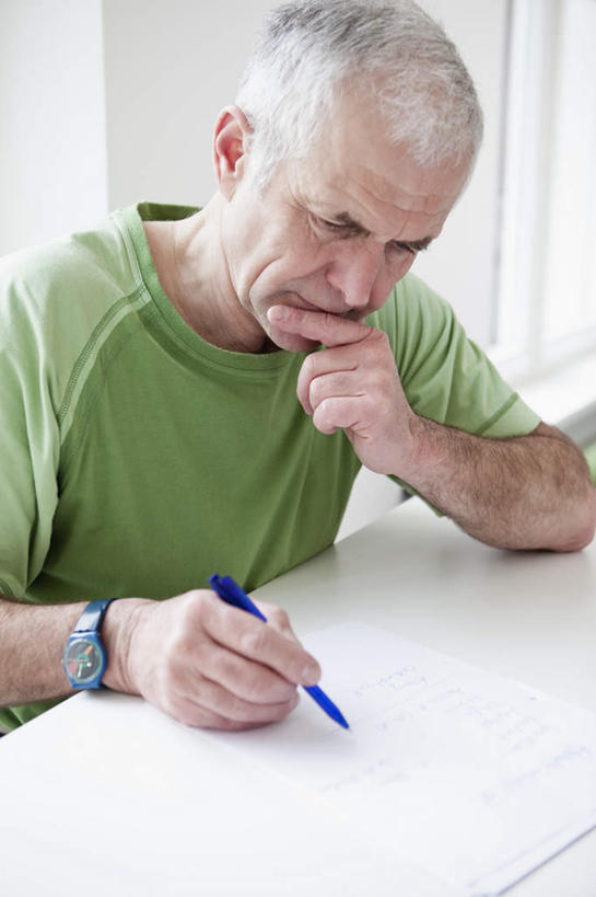 西方人,一个人,坐,笑,微笑,竖图,室内,白天,正面,T恤衫,桌面,桌子,欧洲,欧洲人,仅一个男性,仅一个人,撑,服装,时间,笔,材料,档案,时钟,手表,文件,纸,办公桌,墙,办公用品,T恤,计时,托腮,注视,休闲装,水笔,墙壁,墙面,文具,衣服,绿色,手稿,学习用品,资料,钟表,观察,看,托,仅一个老年男性,休闲,思考,休闲服,表,服饰,观看,腕表,文具用品,证明,察看,关注,托下巴,文档,思虑,老年男性,男人,男性,白种人,钟,坐着,半身,彩图