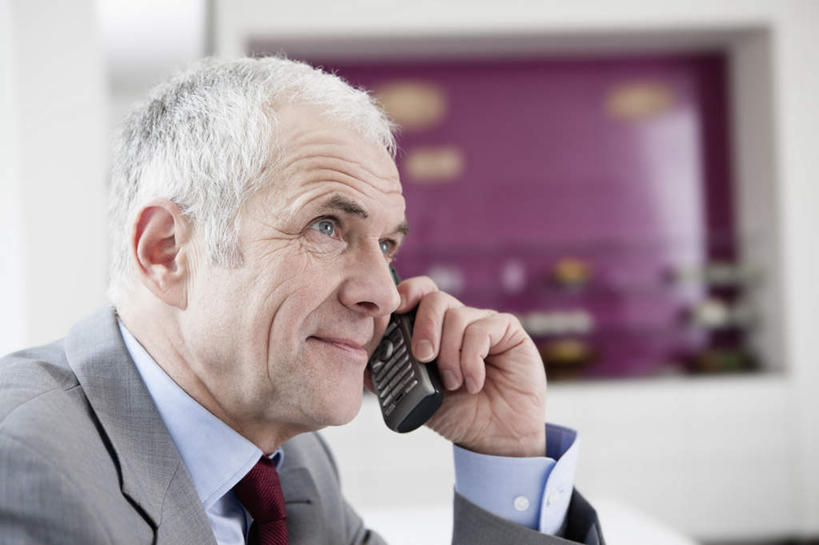 西方人,脸,头,脸颊,手,头发,一个人,商务人士,商务男性,办公室,坐,笑,打电话,微笑,横图,室内,特写,白天,侧面,衬衫,电话,手机,欧洲,欧洲人,仅一个男性,仅一个人,握,套装,朦胧,模糊,墙,领带,拿,拿着,注视,通讯设备,墙壁,墙面,红色,白色,观察,看,仅一个老年男性,手部,握着,观看,单手,察看,象征,庄重,关注,商务装,身份,工薪阶层,正式,地位,交流,老年男性,男人,男性,白种人,头部,脸部,脸蛋,面部,白领,上班族,沟通,通话,坐着,半身,彩图,衬衣