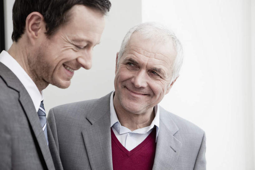 西方人,两个人,伙伴,朋友,商务人士,商务男性,办公室,站,笑,说,微笑,露齿笑,横图,室内,白天,正面,衬衫,讨论,友谊,合作,团队,欧洲,欧洲人,套装,墙,注视,墙壁,墙面,观察,看,站着,战略,观看,察看,关注,商务装,工薪阶层,联合,合谋,交流,配合,协作,老年男性,男人,男性,中年男性,白种人,白领,上班族,沟通,讲话,交谈,商讨,说话,谈话,站立,半身,彩图,衬衣