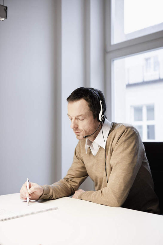 西方人,一个人,商务人士,商务男性,办公室,坐,竖图,室内,白天,正面,衬衫,通讯,客服,窗户,桌面,桌子,欧洲,欧洲人,仅一个男性,仅一个人,仅一个中年男性,握,写字,套装,信息,笔,材料,档案,文件,纸,办公桌,墙,办公用品,拿,话务员,拿着,注视,水笔,玻璃窗,墙壁,墙面,文具,耳机,耳麦,话筒,手稿,学习用品,资料,观察,看,服务,握着,通信,观看,协调,文具用品,证明,察看,麦克风,书写,头戴式耳麦,关注,文档,销售,商务装,工薪阶层,客服人员,电话销售,接待员,男人,男性,中年男性,白种人,白领,接线员,上班族,坐着,半身,彩图,衬衣,头戴式耳机