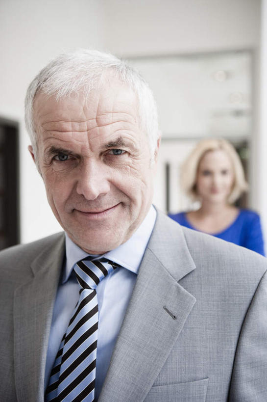 西方人,两个人,商务人士,商务男性,商务女性,办公室,站,笑,微笑,竖图,室内,白天,正面,衬衫,窗户,天花板,照明,欧洲,欧洲人,条纹,套装,墙,灯光,领带,注视,顶灯,玻璃窗,墙壁,墙面,灯,蓝色,灯具,观察,看,站着,观看,照亮,察看,象征,庄重,照明设备,关注,商务装,身份,工薪阶层,正式,地位,老年男性,男人,男性,女人,女性,中年女性,白种人,白领,上班族,站立,半身,彩图,衬衣