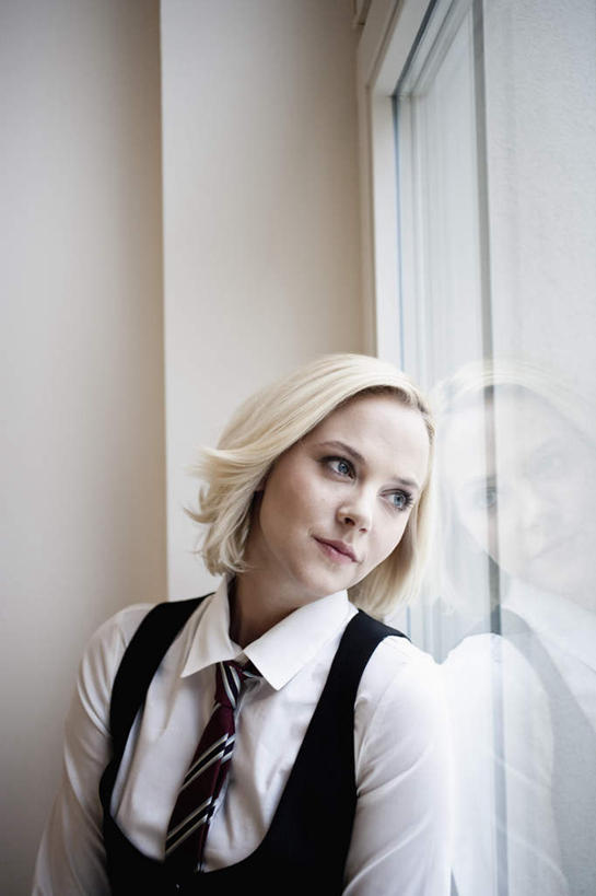 西方人,头发,一个人,商务人士,商务女性,办公室,站,笑,微笑,竖图,室内,白天,正面,窗户,欧洲,欧洲人,仅一个女性,仅一个人,套装,墙,领带,注视,玻璃窗,墙壁,墙面,观察,看,靠,靠着,站着,仅一个中年女性,金色,观看,察看,象征,庄重,关注,商务装,身份,工薪阶层,正式,地位,女人,女性,中年女性,白种人,白领,上班族,站立,半身,彩图