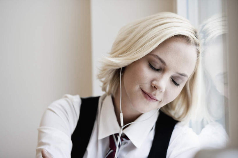 西方人,头发,一个人,商务人士,商务女性,办公室,站,闭眼,笑,微笑,横图,室内,白天,正面,快乐,满意,幸福,窗户,欧洲,欧洲人,仅一个女性,仅一个人,套装,墙,领带,音响,音乐,娱乐,玻璃窗,墙壁,墙面,耳机,靠,靠着,站着,仅一个中年女性,享受,休息,休闲,金色,放松,舒适,享乐,象征,庄重,商务装,身份,工薪阶层,正式,地位,女人,女性,中年女性,白种人,白领,上班族,闭眼睛,闭着眼,闭着眼睛,站立,半身,彩图