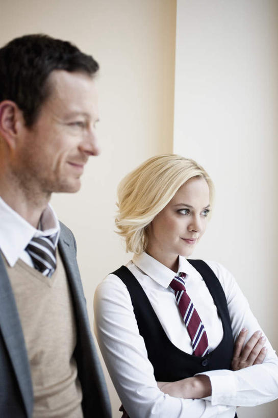 西方人,两个人,商务人士,商务男性,商务女性,办公室,站,笑,双手交叉,微笑,竖图,室内,白天,正面,衬衫,欧洲,欧洲人,套装,墙,领带,注视,墙壁,墙面,观察,看,站着,观看,察看,双手抱胸,象征,庄重,关注,商务装,身份,工薪阶层,正式,地位,男人,男性,女人,女性,中年男性,中年女性,白种人,白领,上班族,站立,半身,彩图,衬衣