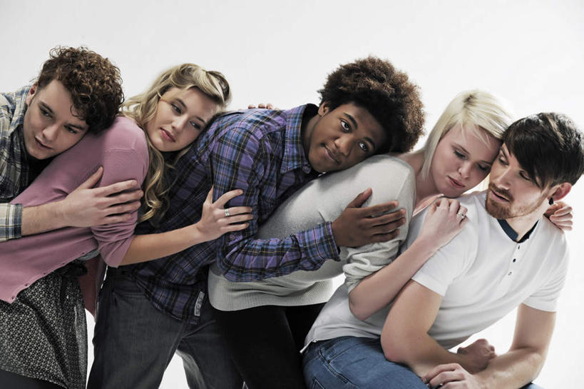 西方人,伙伴,朋友,站,闭眼,抱,笑,微笑,横图,室内,白天,白色背景,正面,友谊,欧洲,欧洲人,五个人,一排,弯腰,服装,整齐,方格,格子,许多人,注视,休闲装,排列,衣服,观察,看,站着,一群人,休闲,休闲服,摄影,服饰,影棚,抱着,观看,察看,搂着,队列,关注,弯身,友情,男人,男性,年轻男性,年轻女性,女人,女性,白种人,闭眼睛,闭着眼,闭着眼睛,搂,搂抱,站立,半身,彩图,影棚拍摄,拍摄