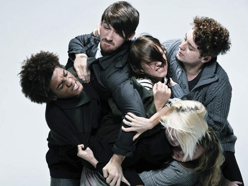 西方人,伙伴,朋友,站,抱,笑,微笑,横图,俯视,室内,白天,白色背景,友谊,纯洁,欧洲,欧洲人,五个人,服装,环绕,围绕,方格,格子,许多人,注视,休闲装,衣服,观察,看,站着,一群人,休闲,休闲服,可爱,童年,童趣,摄影,服饰,影棚,抱着,观看,察看,搂着,关注,童真,烂漫,无邪,天真,友情,男人,男性,年轻男性,年轻女性,女人,女性,白种人,搂,搂抱,站立,半身,彩图,高角度拍摄,影棚拍摄,拍摄