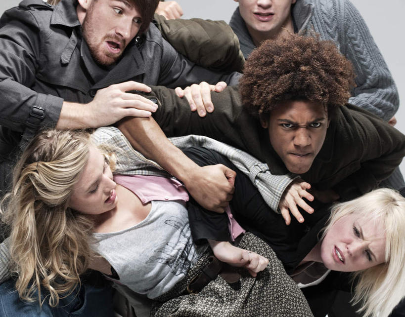 西方人,伙伴,朋友,坐,笑,微笑,露齿笑,横图,室内,白天,正面,友谊,欧洲,欧洲人,蓝色背景,服装,方格,格子,许多人,注视,休闲装,衣服,观察,看,靠,靠着,一群人,休闲,休闲服,摄影,服饰,影棚,观看,察看,关注,友情,男人,男性,年轻男性,年轻女性,女人,女性,白种人,坐着,半身,彩图,影棚拍摄,拍摄