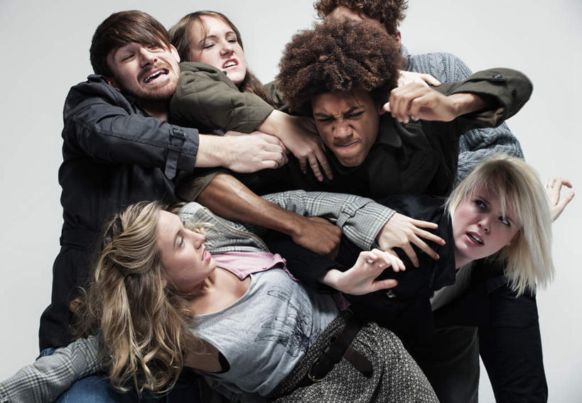 西方人,伙伴,朋友,坐,笑,微笑,露齿笑,横图,室内,白天,正面,友谊,欧洲,欧洲人,蓝色背景,服装,方格,格子,许多人,注视,休闲装,衣服,观察,看,靠,靠着,一群人,休闲,休闲服,摄影,服饰,影棚,观看,察看,关注,友情,男人,男性,年轻男性,年轻女性,女人,女性,白种人,坐着,半身,彩图,影棚拍摄,拍摄