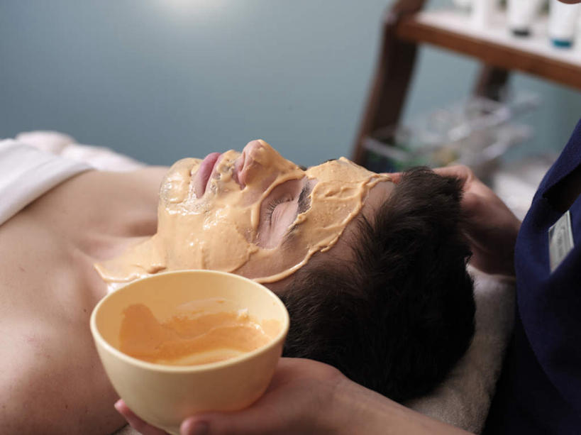 西方人,两个人,按摩师,站,躺,闭眼,横图,俯视,室内,白天,按摩,化妆,美容,床,欧洲,欧洲人,护肤,握,美白,陶瓷,床单,陶瓷制品,拿,拿着,涂抹,被子,化妆品,容器,碗,清洁,站着,保养,享受,休闲,面膜,放松,去角质,握着,SPA水疗,保健,温泉浴场,保湿,储藏,滋润,被单,护肤品,化妆用品,储存,去死皮,护肤用品,舒缓,养颜,指压,按摩床,膏状,膏状面膜,去污,控油,紧肤,嫩肤,祛痘,去痘,祛角质,抗衰,再生,增白,补水,祛斑,抗皱,防皱,除皱,去皱,卧着,男人,男性,年轻男性,年轻女性,女人,女性,白种人,技师,矿泉疗养地,闭眼睛,闭着眼,闭着眼睛,躺着,卧,站立,半身,彩图,高角度拍摄,水疗,推拿,搓背床,理疗床,美容床,指压床,贮存