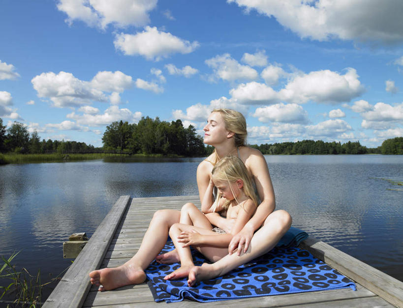 西方人,儿童,两个人,家庭,母亲,女儿,码头,坐,抱,盘腿,横图,室外,白天,正面,泳装,比基尼,纯洁,湖,湖泊,水,植物,港口,欧洲,欧洲人,阴影,光线,木板,毯子,影子,湖面,水流,水面,云,云朵,桥,木桥,云彩,注视,光脚,栈桥,树,树木,小孩,蓝色,绿色,白云,倒影,蓝天,天空,阳光,自然,垫子,湖水,天,观察,看,温暖,温馨,母女,一家人,赤脚,可爱,母爱,童年,童趣,生长,晴朗,成长,抱着,观看,人行桥,木板桥,和睦,察看,倒映,搂着,关注,童真,烂漫,无邪,游艇码头,反照,沙滩垫,天真,年轻女性,女孩,女人,女性,白种人,孩子,年轻人,晴空,搂,搂抱,盘腿而坐,盘膝,盘着腿的,盘着腿坐,双腿交叉,坐着,彩图,全身,三点式,泳衣,摆渡口,埠头,渡口,渡头,港湾,海港,口岸,融洽,女生