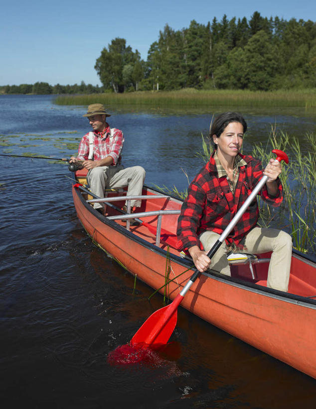 划船,西方人,两个人,夫妻,坐,竖图,室外,白天,正面,爱情,湖,湖泊,树林,水,植物,船,钓鱼竿,欧洲,欧洲人,一艘,握,阴影,服装,光线,船桨,方格,格子,影子,湖面,水流,水面,木船,浪漫,拿,拿着,注视,休闲装,树,树木,衣服,红色,蓝色,绿色,倒影,蓝天,天空,阳光,自然,交通工具,湖水,天,观察,看,休闲,休闲服,恩爱,握着,恋人,服饰,生长,晴朗,成长,观看,渔具,察看,倒映,舟,关注,载具,独木舟,万里无云,独木船,荡舟,反照,男人,男性,女人,女性,中年男性,中年女性,白种人,夫妇,情侣,钓竿,鱼竿,晴空,晴空万里,坐着,彩图,全身,钓鱼,伴侣