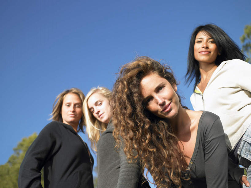 西方人,四个人,伙伴,朋友,站,笑,微笑,露齿笑,横图,室外,白天,仰视,友谊,树林,植物,欧洲,欧洲人,弯腰,阴影,服装,光线,影子,棕色,注视,休闲装,树,树木,衣服,蓝色,绿色,蓝天,天空,阳光,自然,天,观察,看,站着,休闲,休闲服,服饰,生长,晴朗,成长,观看,察看,关注,万里无云,弯身,友情,年轻女性,女人,女性,白种人,长发,卷发,晴空,晴空万里,站立,半身,彩图,低角度拍摄