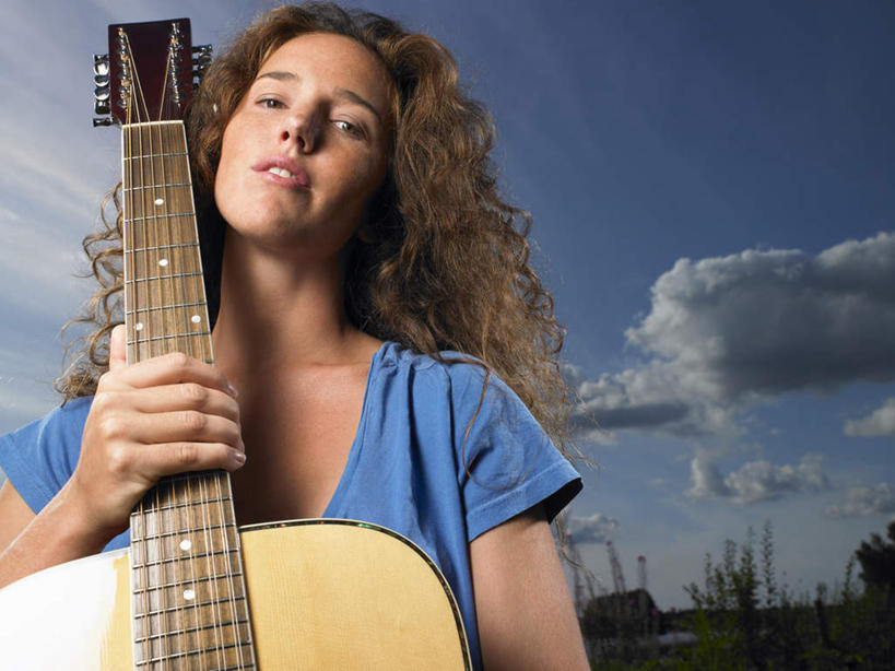 西方人,一个人,站,笑,微笑,横图,室外,白天,仰视,T恤衫,树林,植物,欧洲,欧洲人,仅一个年轻女性,仅一个女性,仅一个人,握,阴影,服装,光线,影子,云,云朵,棕色,吉他,乐器,弦乐器,拿,T恤,云彩,拿着,注视,休闲装,树,树木,衣服,蓝色,绿色,白云,蓝天,天空,阳光,自然,天,观察,看,站着,休闲,休闲服,握着,服饰,生长,晴朗,成长,观看,察看,关注,弹拨弦鸣乐器,年轻女性,女人,女性,白种人,长发,卷发,晴空,站立,半身,彩图,低角度拍摄,弹拨弦乐器