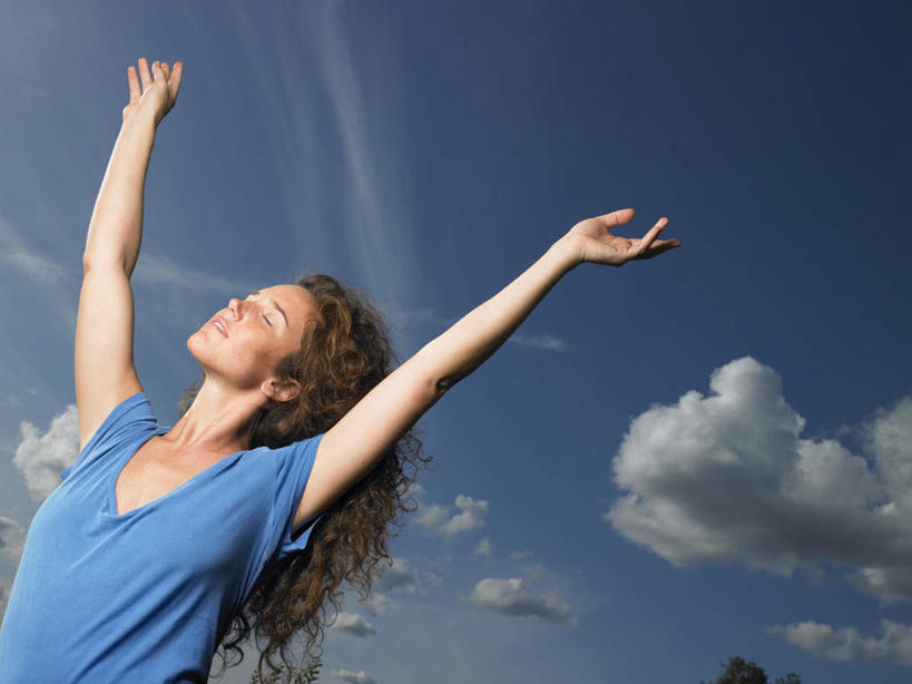 西方人,一个人,站,闭眼,伸展双臂,笑,微笑,横图,室外,白天,仰视,T恤衫,欧洲,欧洲人,仅一个年轻女性,仅一个女性,仅一个人,阴影,服装,光线,影子,云,云朵,T恤,云彩,休闲装,衣服,蓝色,白云,蓝天,天空,阳光,天,站着,休闲,休闲服,服饰,晴朗,年轻女性,女人,女性,白种人,晴空,闭眼睛,闭着眼,闭着眼睛,敞开双臂,伸开双臂,抬头,仰头,展开双肩,站立,张开手臂,张开双臂,半身,彩图,低角度拍摄