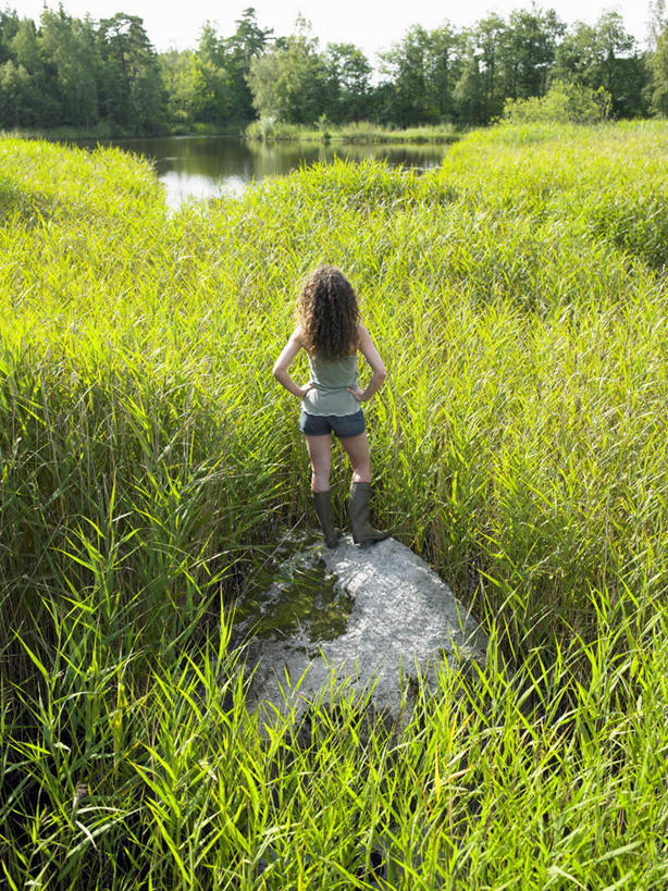 西方人,一个人,站,竖图,俯视,室外,白天,T恤衫,草地,草坪,湖,湖泊,石头,水,植物,欧洲,欧洲人,仅一个年轻女性,仅一个女性,仅一个人,一块,阴影,服装,光线,石子,影子,湖面,水流,水面,T恤,休闲装,手叉腰,草,树,树木,衣服,绿色,阳光,自然,湖水,叉腰,站着,休闲,休闲服,服饰,生长,成长,双手叉腰,年轻女性,女人,女性,白种人,长发,石块,岩石,站立,彩图,高角度拍摄,全身