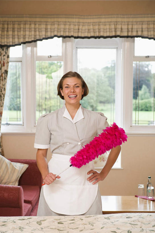 西方人,一个人,服务员,宾馆,站,笑,微笑,露齿笑,竖图,室内,白天,正面,工作服,制服,窗户,窗帘,床,沙发,卧室,酒店,欧洲,欧洲人,仅一个年轻女性,仅一个女性,仅一个人,握,装饰,工具,围裙,双人床,床单,拿,拿着,注视,被子,手叉腰,玻璃窗,红色,帘子,叉腰,观察,看,清洁,站着,遮阳,握着,观看,华丽,修饰,点缀,鸡毛掸子,察看,卫生,被单,除尘,关注,保洁,布艺沙发,鸡毛掸,衬托,美观,雅致,雅观,工作制服,年轻女性,女人,女性,白种人,服务生,侍者,站立,半身,彩图,工作套服,睡房,卧房,客店,客栈,旅店,旅馆,旅舍,汽车旅馆