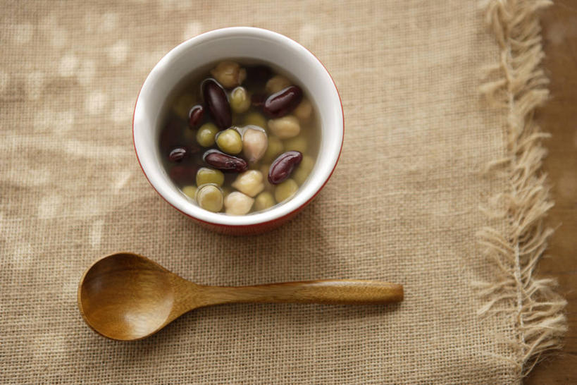 无人,横图,俯视,室内,特写,白天,烹饪,植物,餐桌,桌子,豆,蔬菜,阴影,新鲜,反射,木制,影子,勺子,陶瓷,豆类,豆子,汤,料理,食品,陶瓷制品,清凉,菜肴,美食,食物,两个,木制品,容器,调羹,汤匙,碗,舒服,佳肴,有机食品,绿色食品,餐台,储藏,解暑,储存,绿豆,绿豆汤,豆科,舒爽,青小豆,菉豆,植豆,消暑,彩图,高角度拍摄,贮存