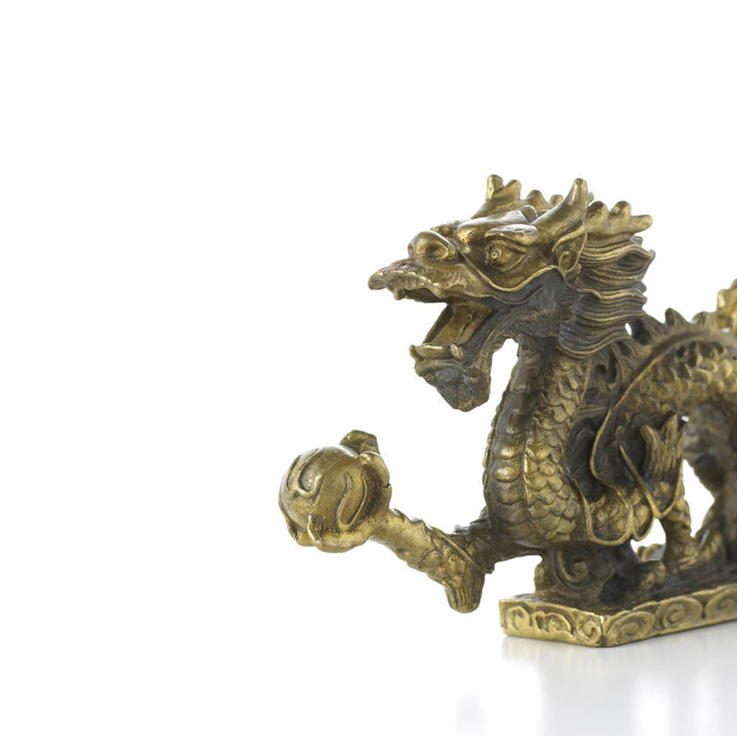 无人,捧,横图,室内,特写,白天,白色背景,正面,成功,静物,雕塑,阴影,艺术,装饰,反射,龙,雕刻,雕像,影子,球,一只,工艺品,张嘴,摄影,影棚,纪念,美术,高贵,主题,图腾,传说,陈列,张大嘴巴,功能,美学,祥瑞,灵兽,权势,尊荣,幸运,张开嘴,端,端着,捧着,手捧,半身,彩图,影棚拍摄,拍摄,铜雕