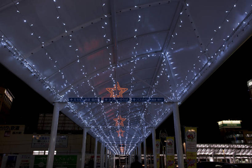 无人,火车站,横图,室外,夜晚,仰视,度假,美景,城市风光,城市,夜景,车站,照明,日本,亚洲,彩灯,景观,星星,灯光,站台,娱乐,月台,灯,灯具,享受,休闲,星形,景色,放松,花灯,照亮,照明设备,五角形,东亚,本州,本州岛,日本国,中部地方,福井,福井县,县厅,福井市,五角星,彩图,低角度拍摄,铁路车站,铁路站