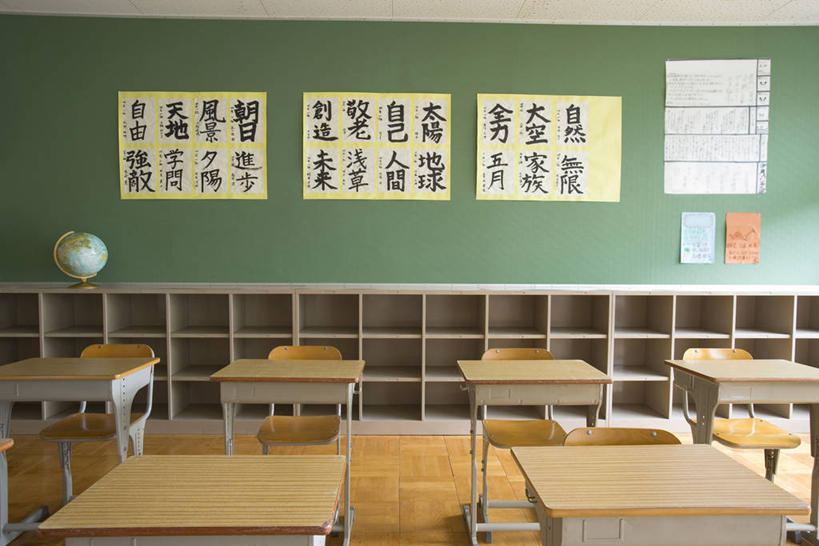 无人,学校,横图,室内,白天,正面,仪器,海洋,桌子,地图,椅子,阴影,反射,网格,日文,标志,地球仪,文字,线条,影子,字符,世界地图,木椅,地球,陆地,全球,标识,书桌,校园,球,经纬线,课桌,模型,黑板,教室,球体,汉字,教学,地理,国家,大陆,世界,课堂,中文,纬线,版图,经线,经纬仪,地理学,日语,国文,华文,耐磨,教学黑板,彩图,大洋,大洲
