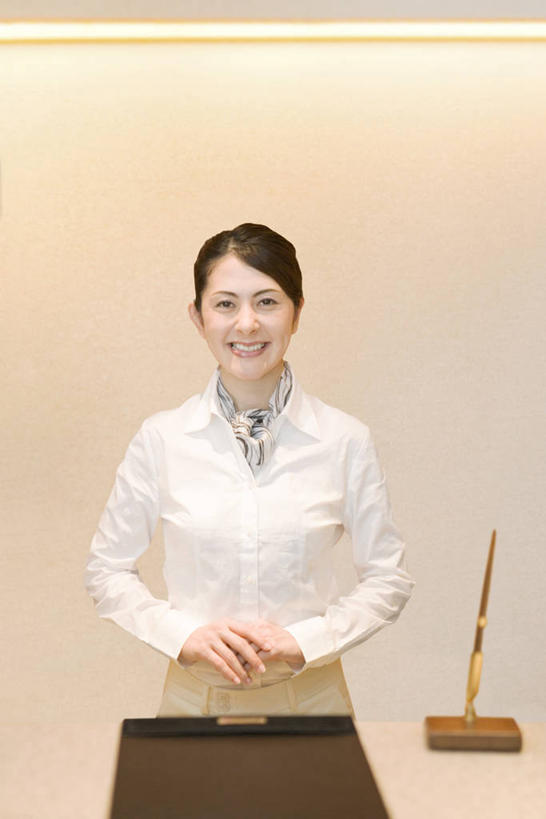 东方人,一个人,商务人士,前台,服务员,商务女性,站,笑,微笑,露齿笑,竖图,室内,白天,正面,桌子,亚洲,仅一个年轻女性,仅一个女性,仅一个人,阴影,套装,反射,笔,影子,办公桌,墙,办公用品,注视,黄种人,水笔,墙壁,墙面,文具,白色,学习用品,观察,看,站着,服务台,搭,观看,文具用品,一支,察看,搭着,关注,商务装,工薪阶层,接待员,年轻女性,女人,女性,亚洲人,白领,服务生,上班族,侍者,站立,半身,彩图,帮助台,呼叫台