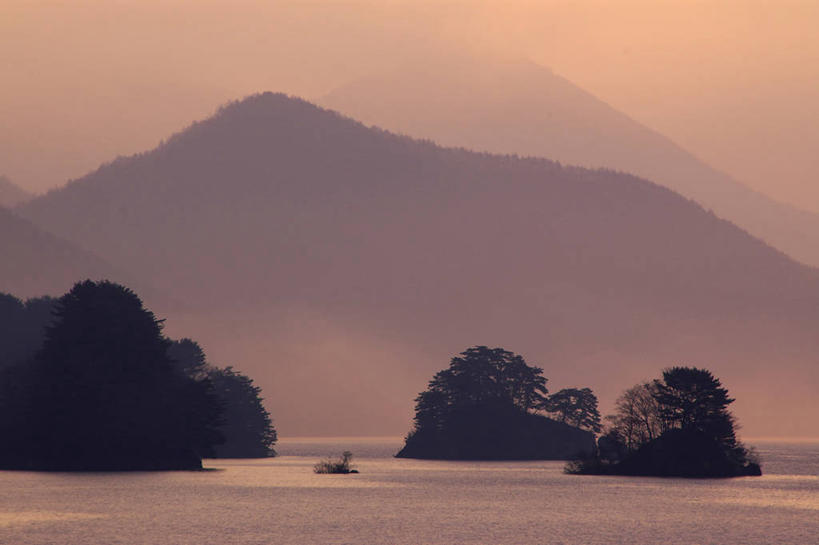 无人,横图,室外,白天,正面,旅游,度假,岛屿,海浪,海洋,美景,日落,山,山脉,树林,植物,雾,日本,亚洲,朦胧,模糊,岛,景观,浪花,山峰,晚霞,霞光,落日,山峦,背光,娱乐,树,树木,绿色,自然,海水,黄昏,群山,享受,休闲,景色,彩霞,放松,生长,成长,迷雾,自然风光,逆光,海景,东亚,本州,本州岛,日本国,东北地方,福岛,福岛县,夕照,薄暮,大海,风浪,海,海水的波动,近岸浪,列岛,群岛,涌浪,诸岛,大雾,夕阳,彩图,傍晚,北盐原村,耶麻郡,斜阳,秋元湖