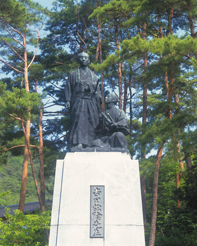 东方人,一个人,无人,站,竖图,室外,白天,正面,民族服装,旅游,度假,树林,植物,标志建筑,地标,建筑,雕塑,日本,亚洲,仅一个男性,仅一个人,仅一个中年男性,阴影,艺术,装饰,光线,雕刻,雕像,影子,注视,黄种人,娱乐,建设,树,树木,绿色,阳光,自然,工艺品,观察,看,站着,享受,休闲,旅游胜地,放松,生长,成长,观看,纪念,美术,察看,关注,主题,陈列,东亚,本州,本州岛,日本国,中国地方,功能,美学,山口,山口县,教育家,思想家,男人,男性,中年男性,亚洲人,站立,彩图,全身,传统服装,民俗服,铜雕,萩市,吉田松阴